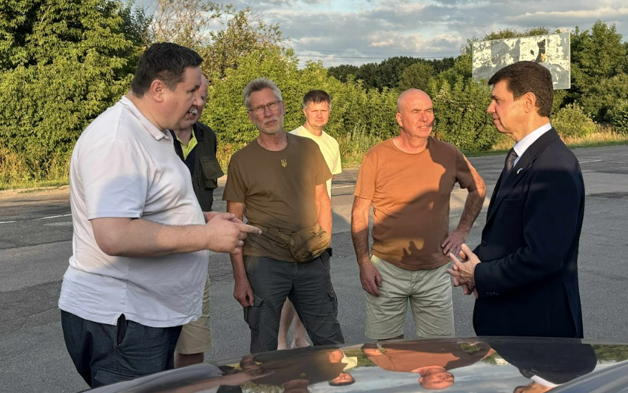 Під час волонтерської поїздки на фронт постраждав мер латвійського міста Огре