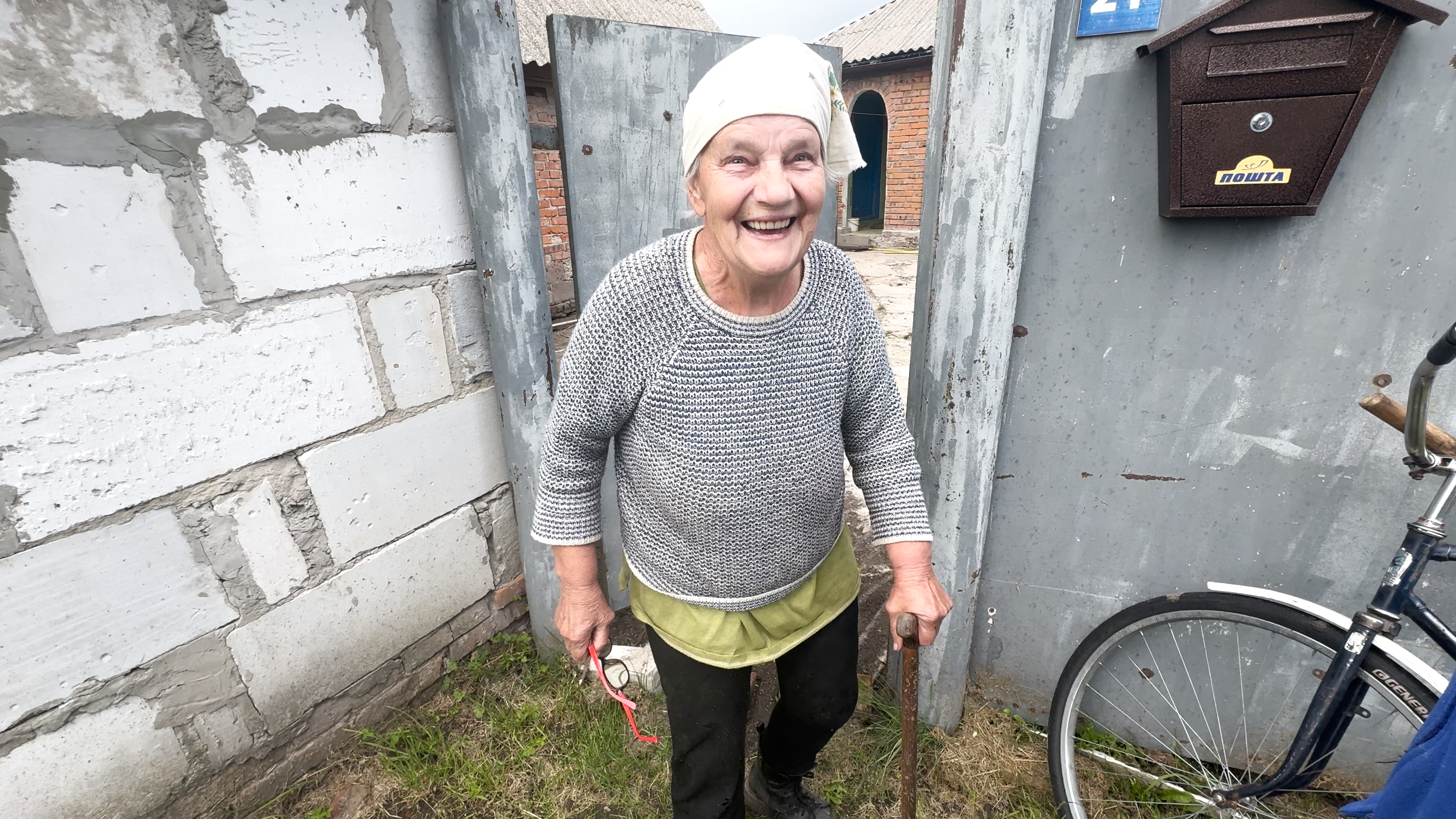Любов Прочухан біля власного двору