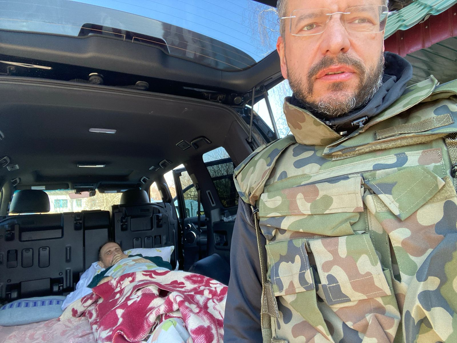 Вʼячеслав Запорожець вивозить людей з блокадного Чернігова