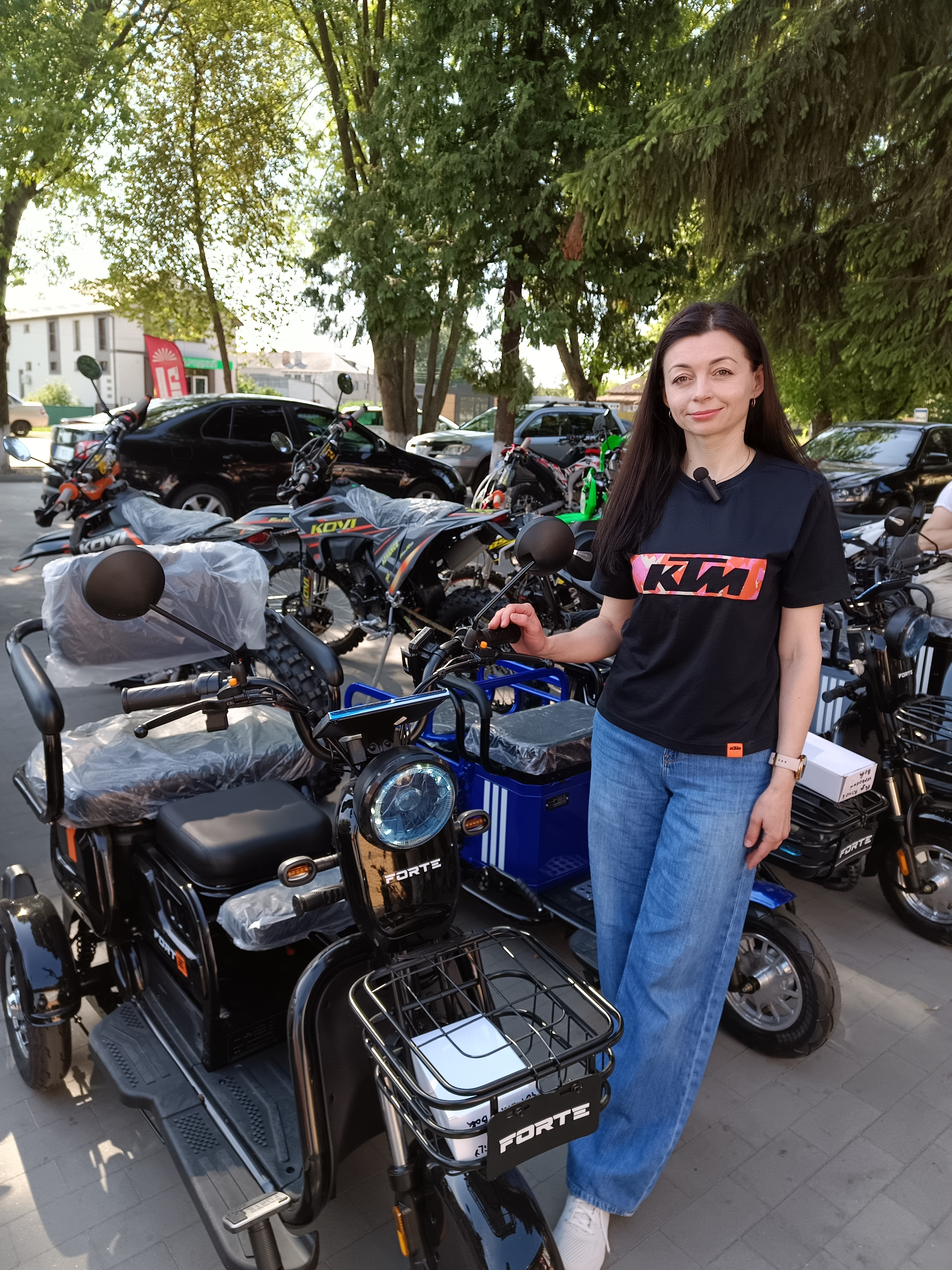 Світлана Пономаренко показує триколісний електровелосипед