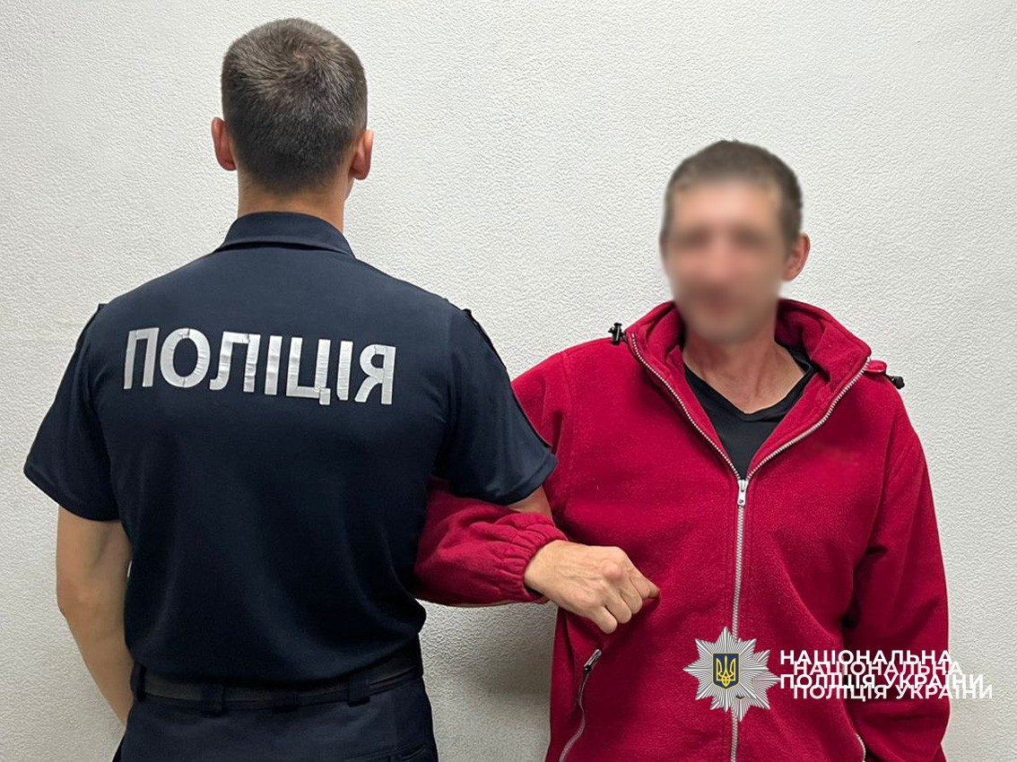 У Чернігові поліція затримала двох чоловіків: побили та пограбували людину