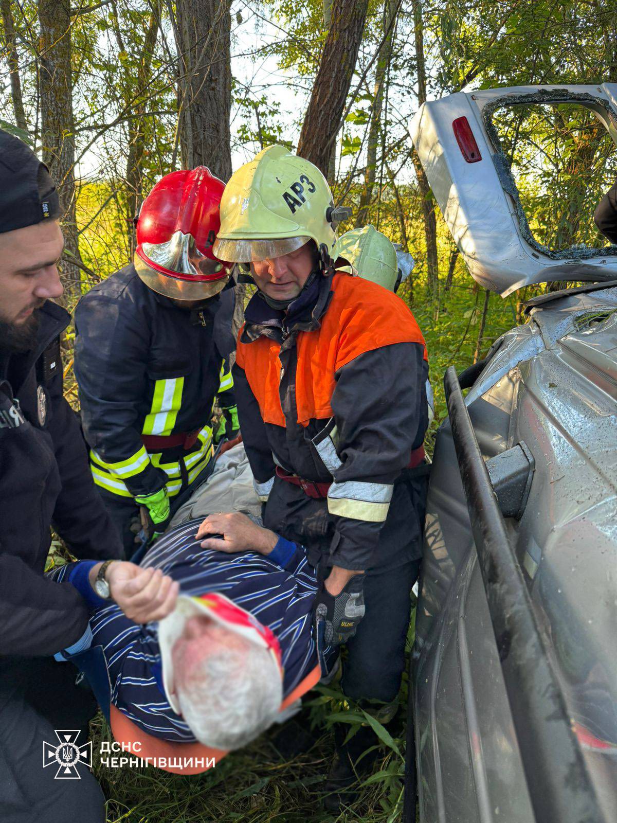 На Чернігівщині рятувальники деблокували чоловіка з понівеченого авто після ДТП