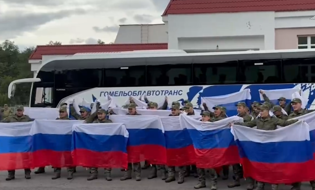 Обміняним після полону росіянам знов не дали білоруських пайків. Натомість видали російські прапори 