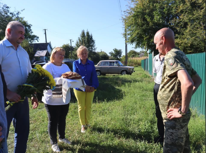 Із хлібом та квітами:  як зустріли звільненого з полону земляка. Варвинська громада, Чернігівщина
