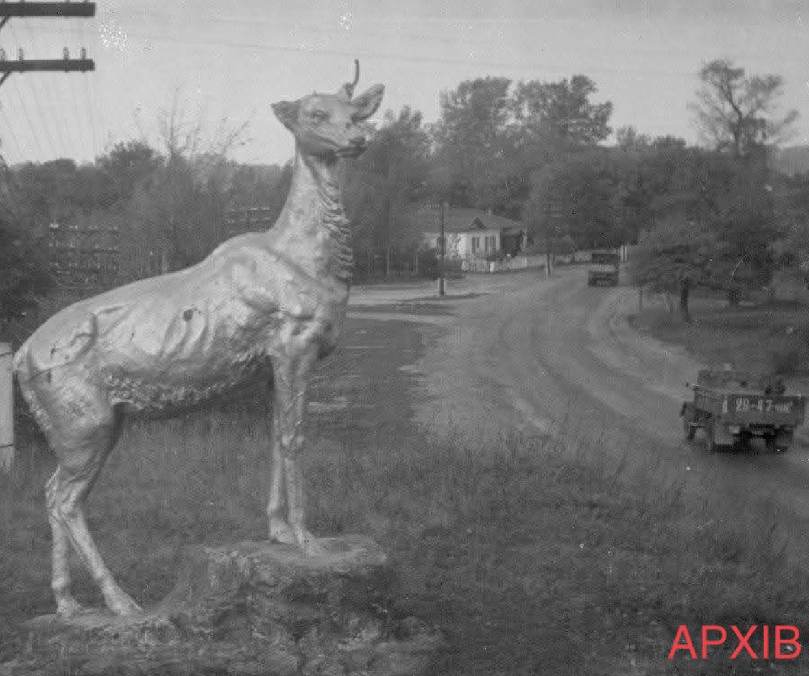 Олень на вʼїзді в Остер, встановлений у 1960-х роках