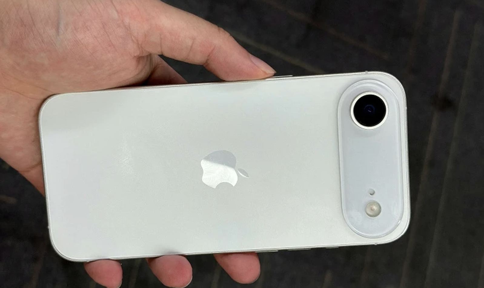 Apple iPhone Air вийде тільки з eSIM: особливості та переваги такого рішення
