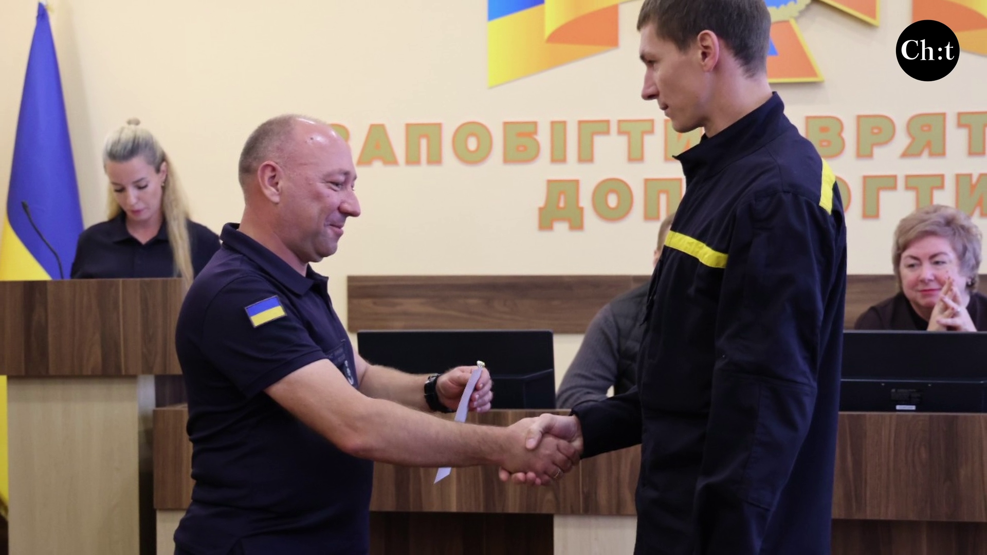 Роман Гордовий вручає нагороду Мирославу Гавриленку