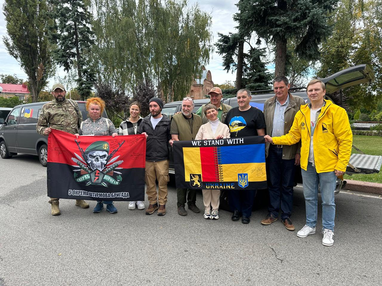 Рено де Керхоф передав автівки для оборонців Чернігівщини 