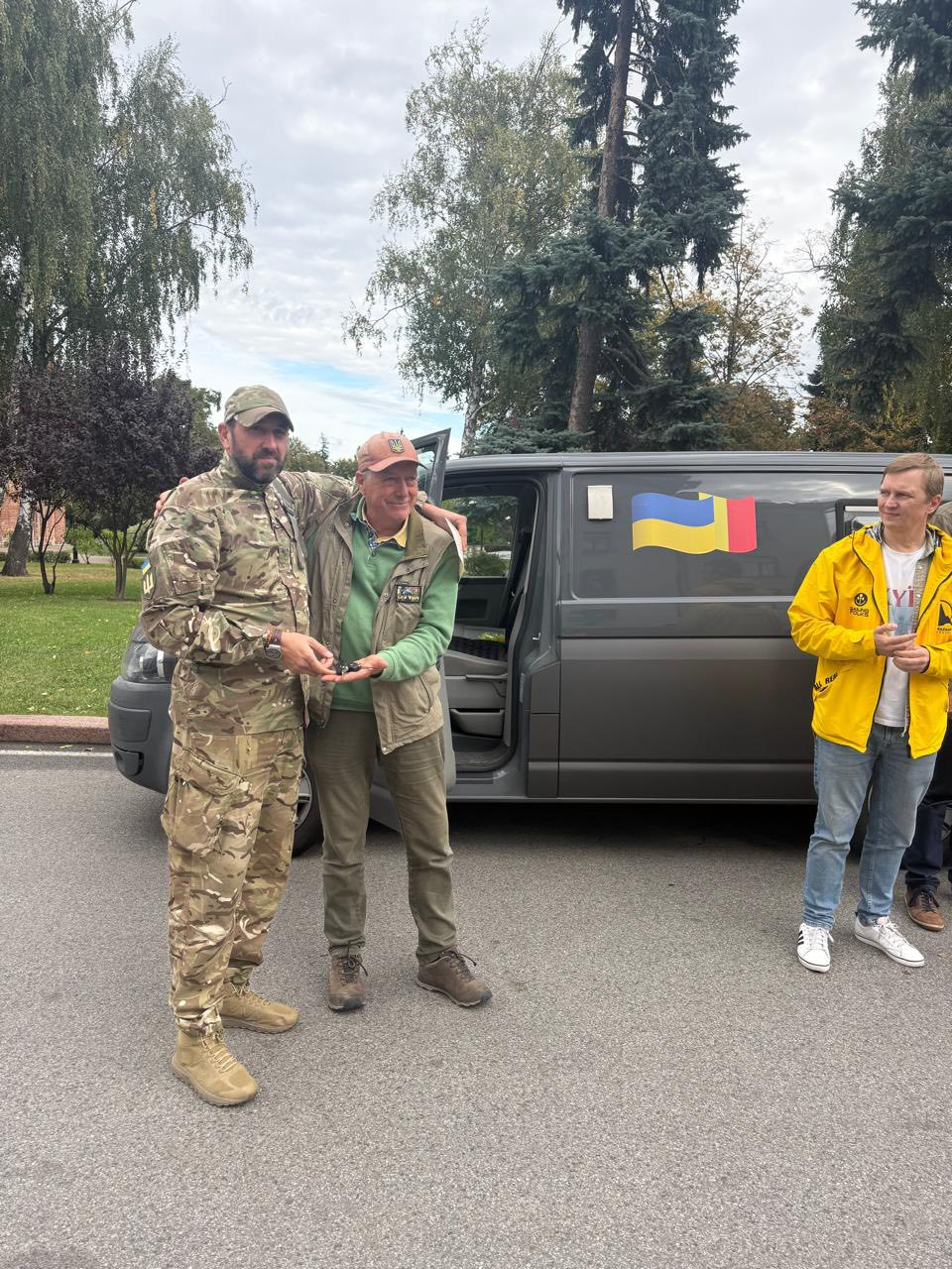 Рено де Керхоф передав автівки для оборонців Чернігівщини 