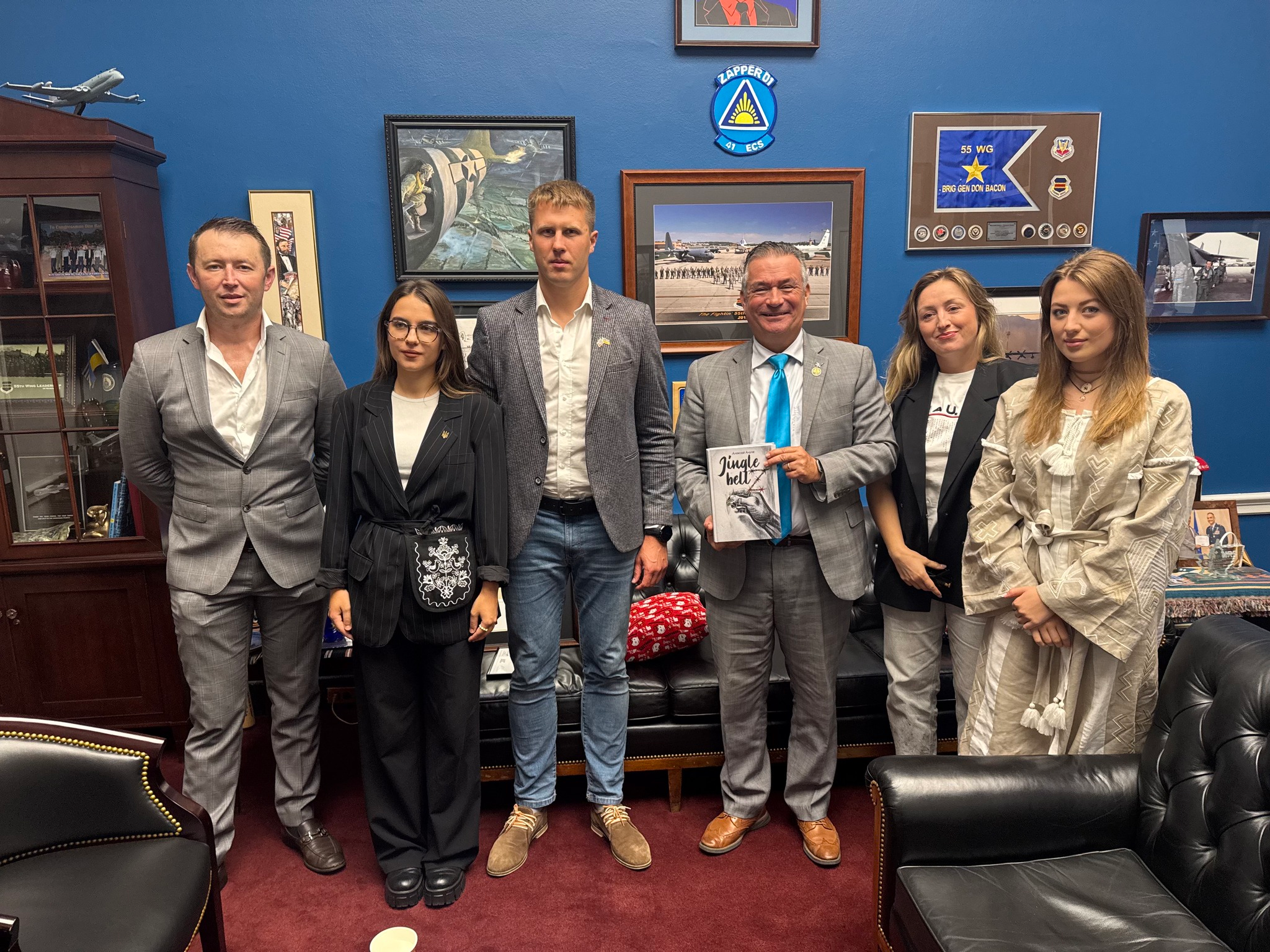 Колишній військовополонений з Чернігова подарував свою книгу конгресмену зі США