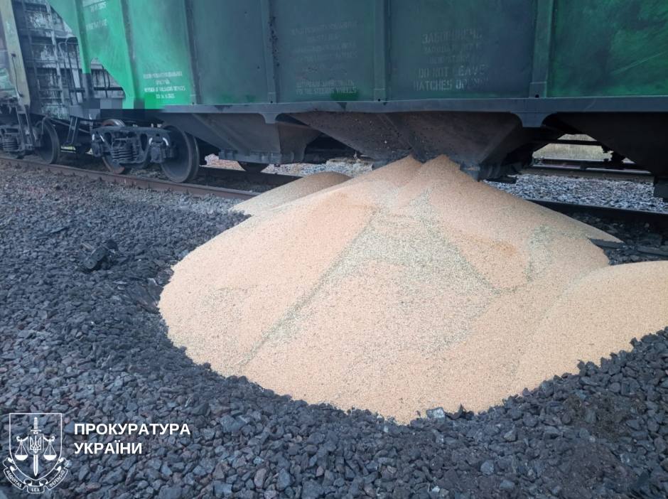Прокуратура про нічну атаку на Бобровицю: через удар БпЛА затримується рух поїздів