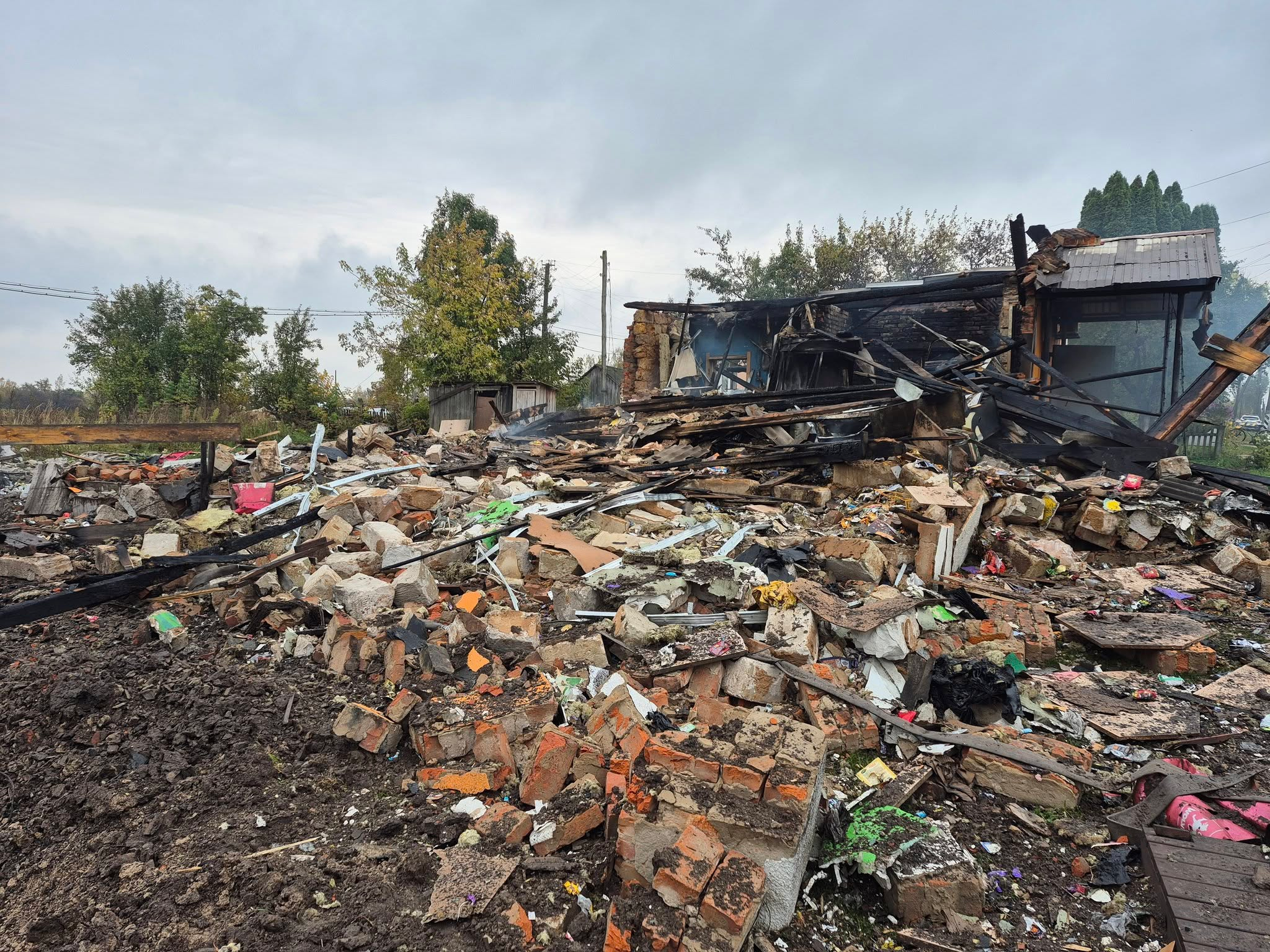 Поки рятували "Цукерочку" — ворог ударив знову: як оговтується село після обстрілів 