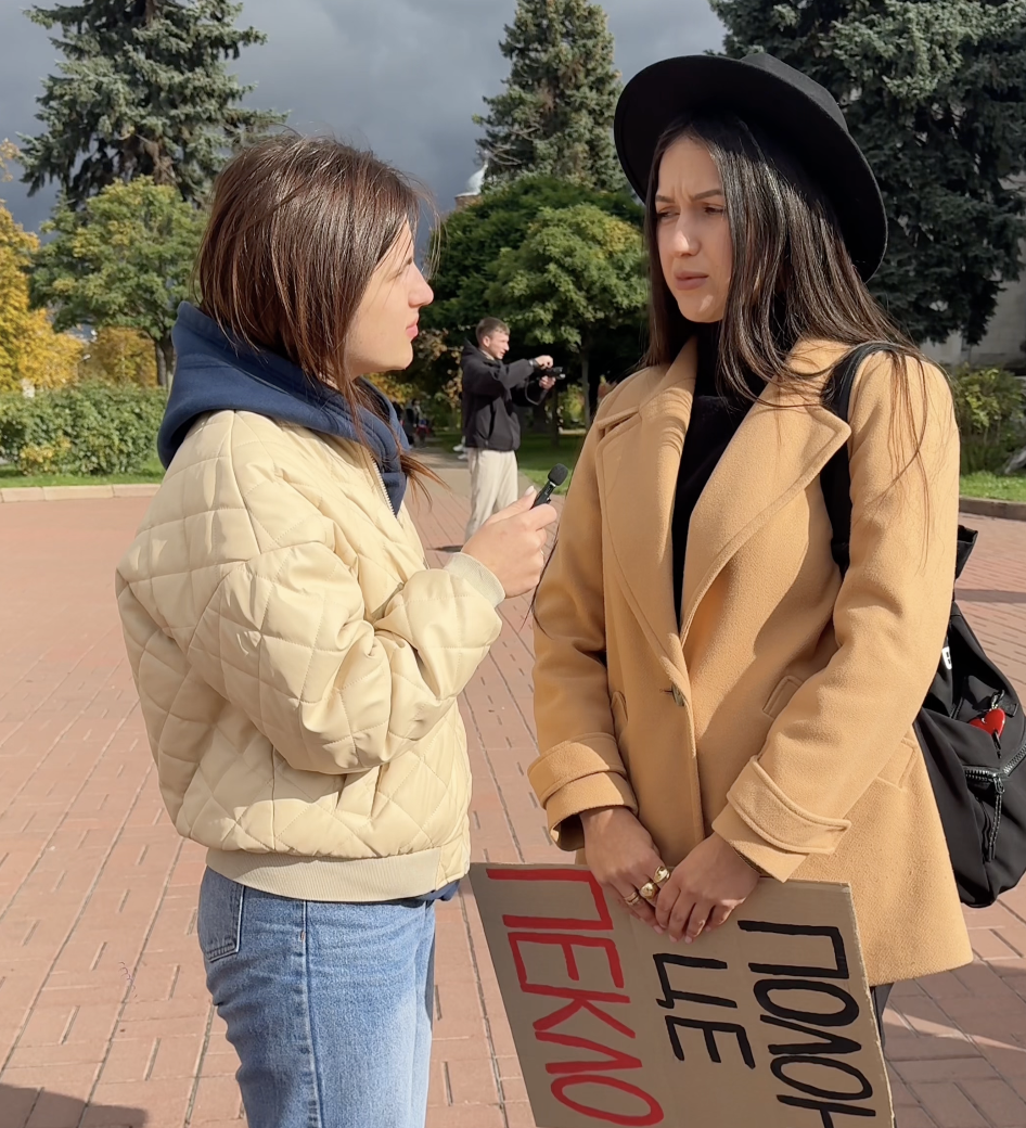 Учасниця акції підтримки полонених у Чернігові. 11 жовтня 2025 року