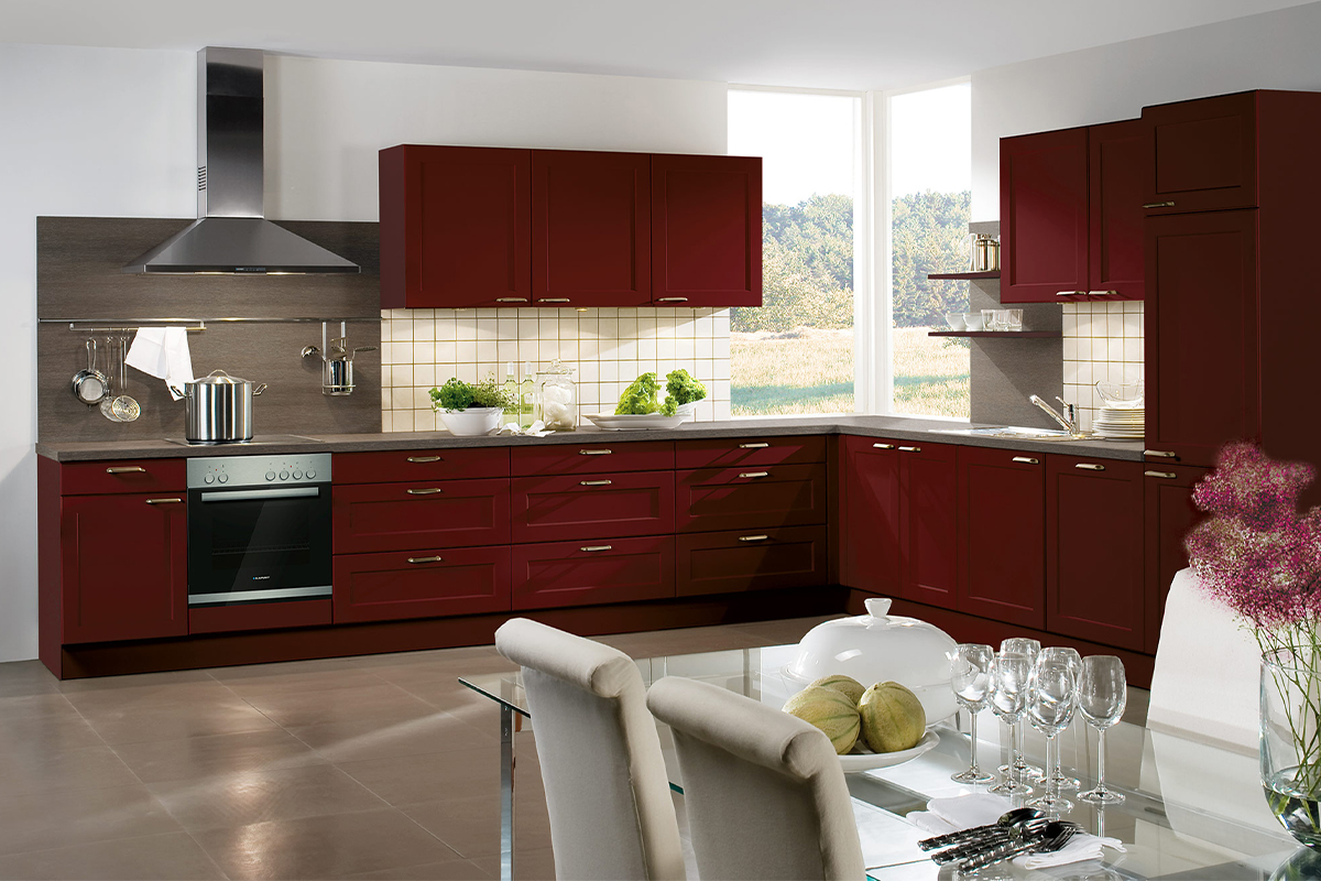 Бордовий та інші темні відтінки червоного можуть здатися сміливим і модним вибором, але на кухні вони можуть швидко почати тиснути.