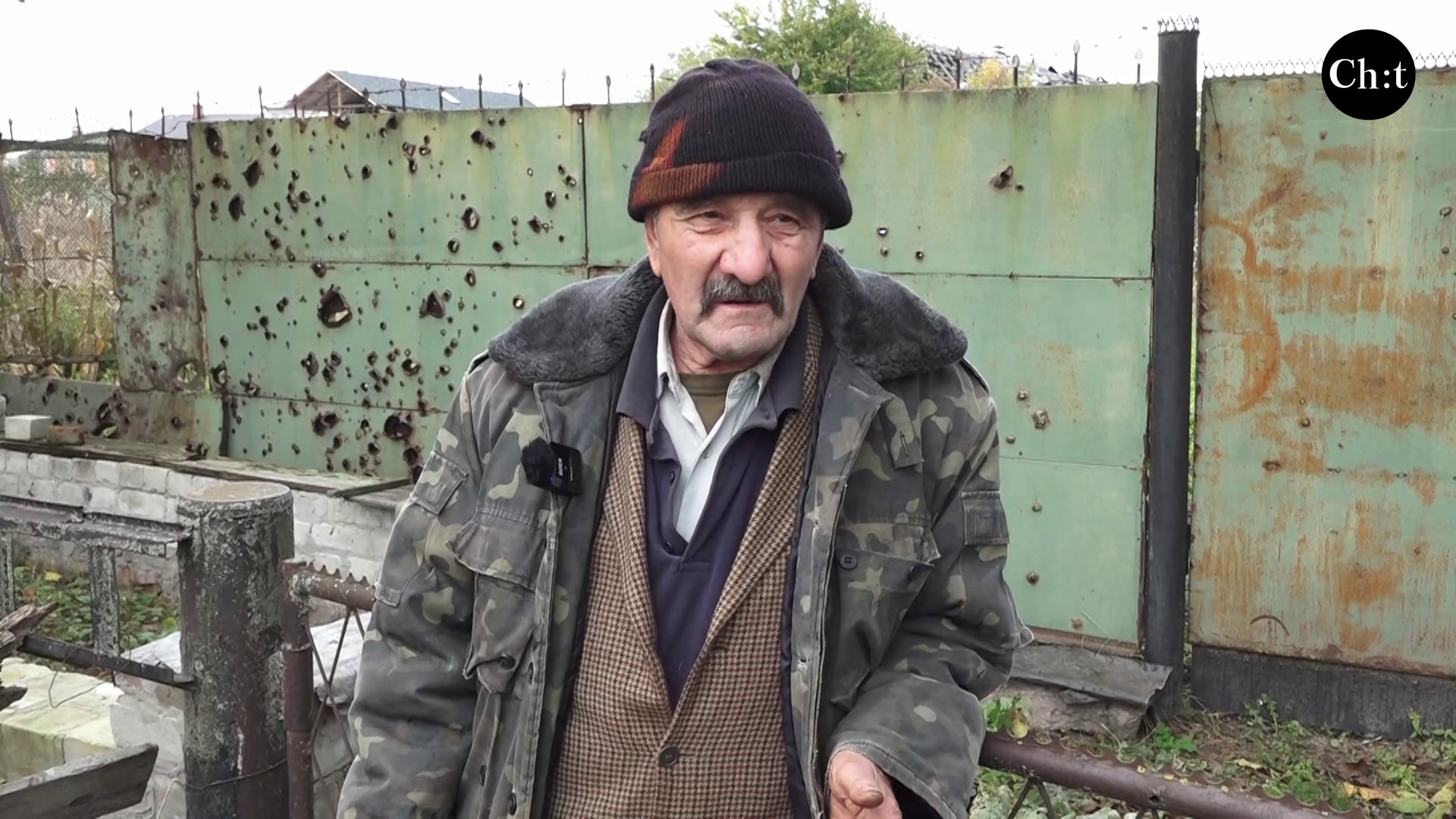 Гріється пічкою, на ній і готує: як дідусь самотужки відновлює зруйнований ворогом будинок