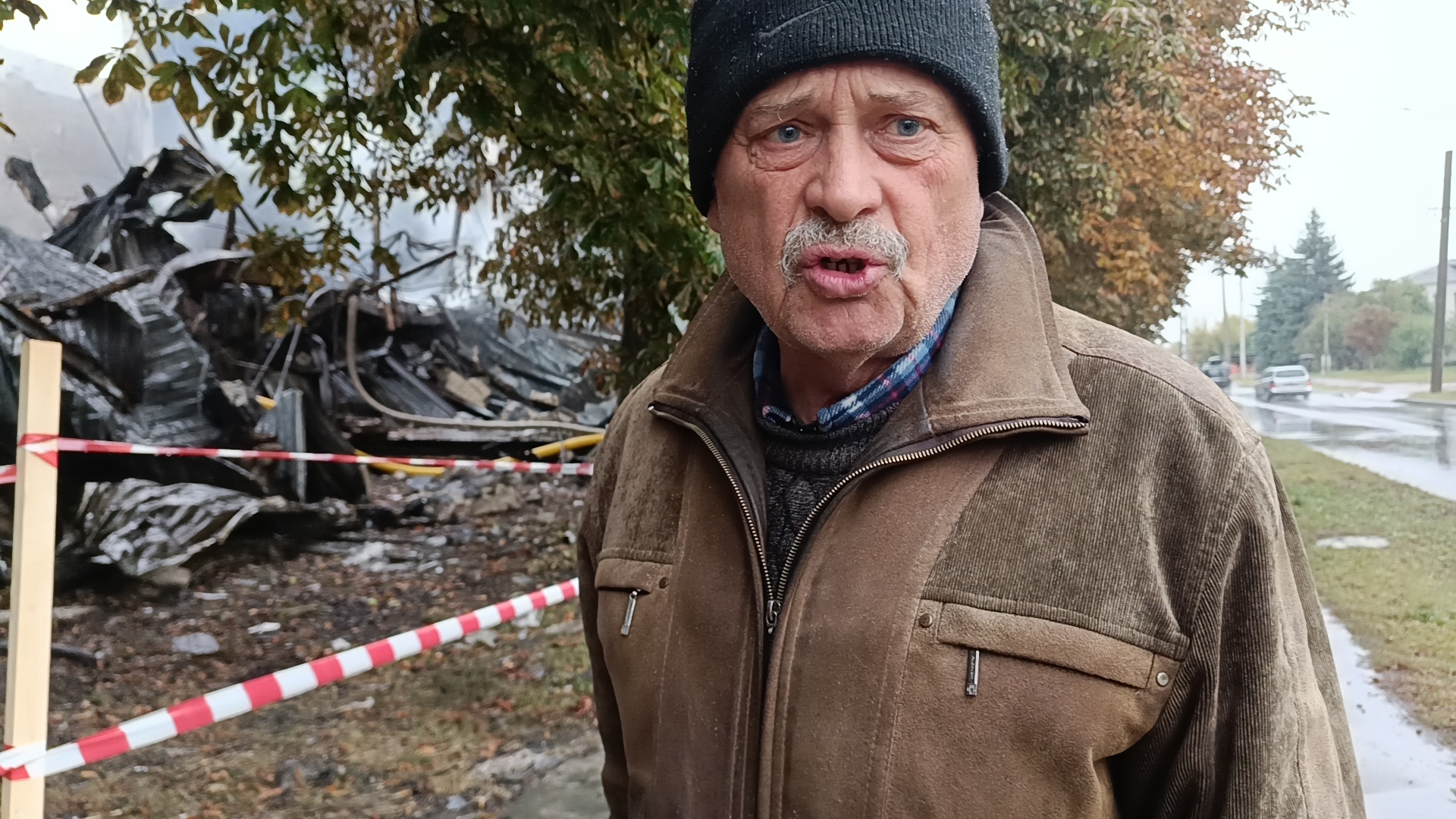 Олександр Дудко біля руїн згорілого складу в Корюківці