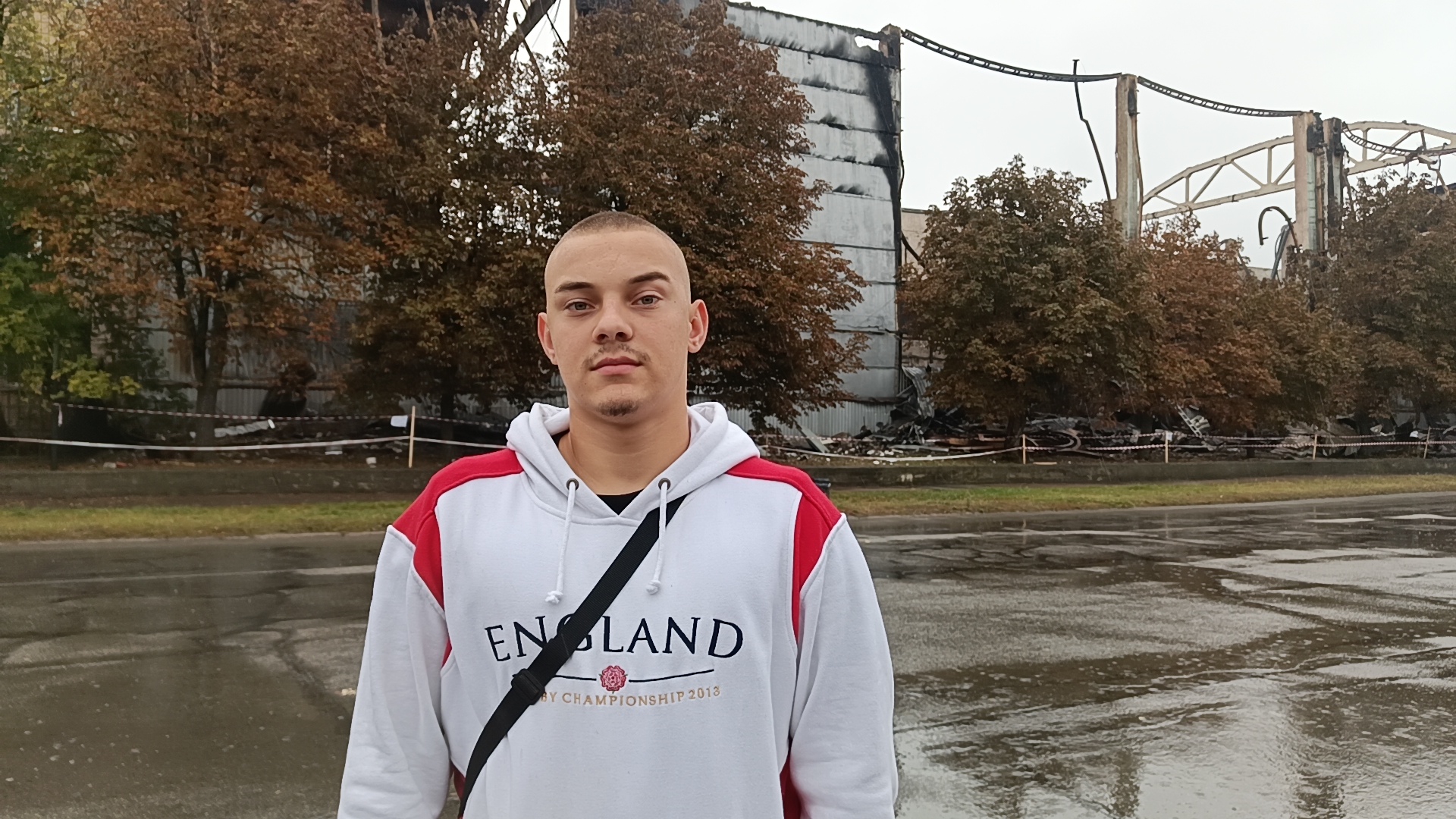 Ярослав Чудаков біля складу фабрики, що згорів.jpg