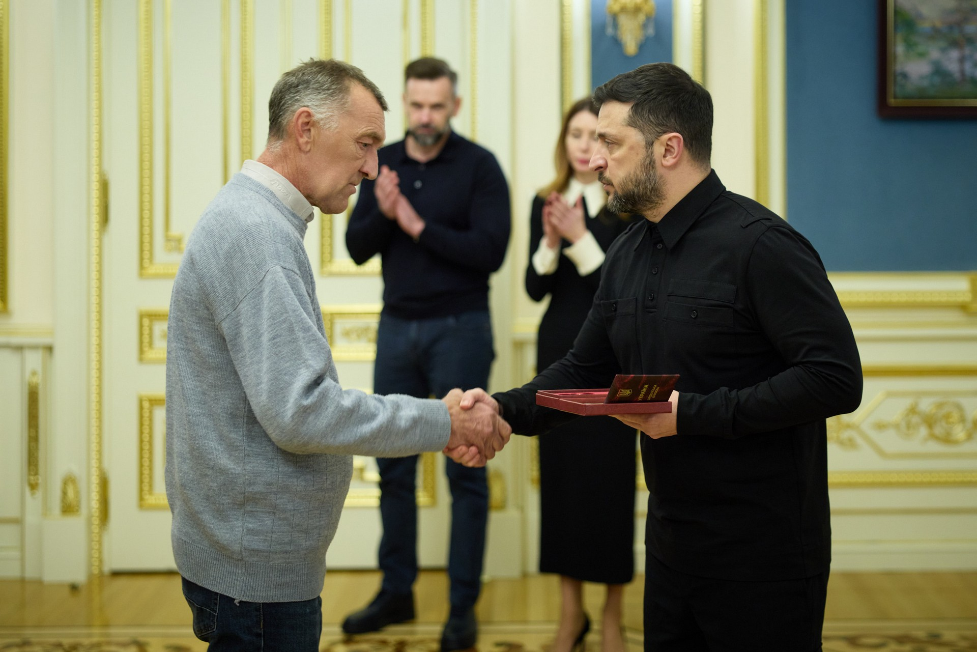 Артур Оболенський отримує нагороду від Президента