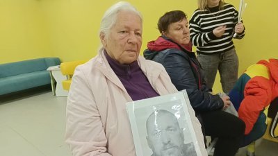 Тетяна Чичкан тримає портрет сина Максима