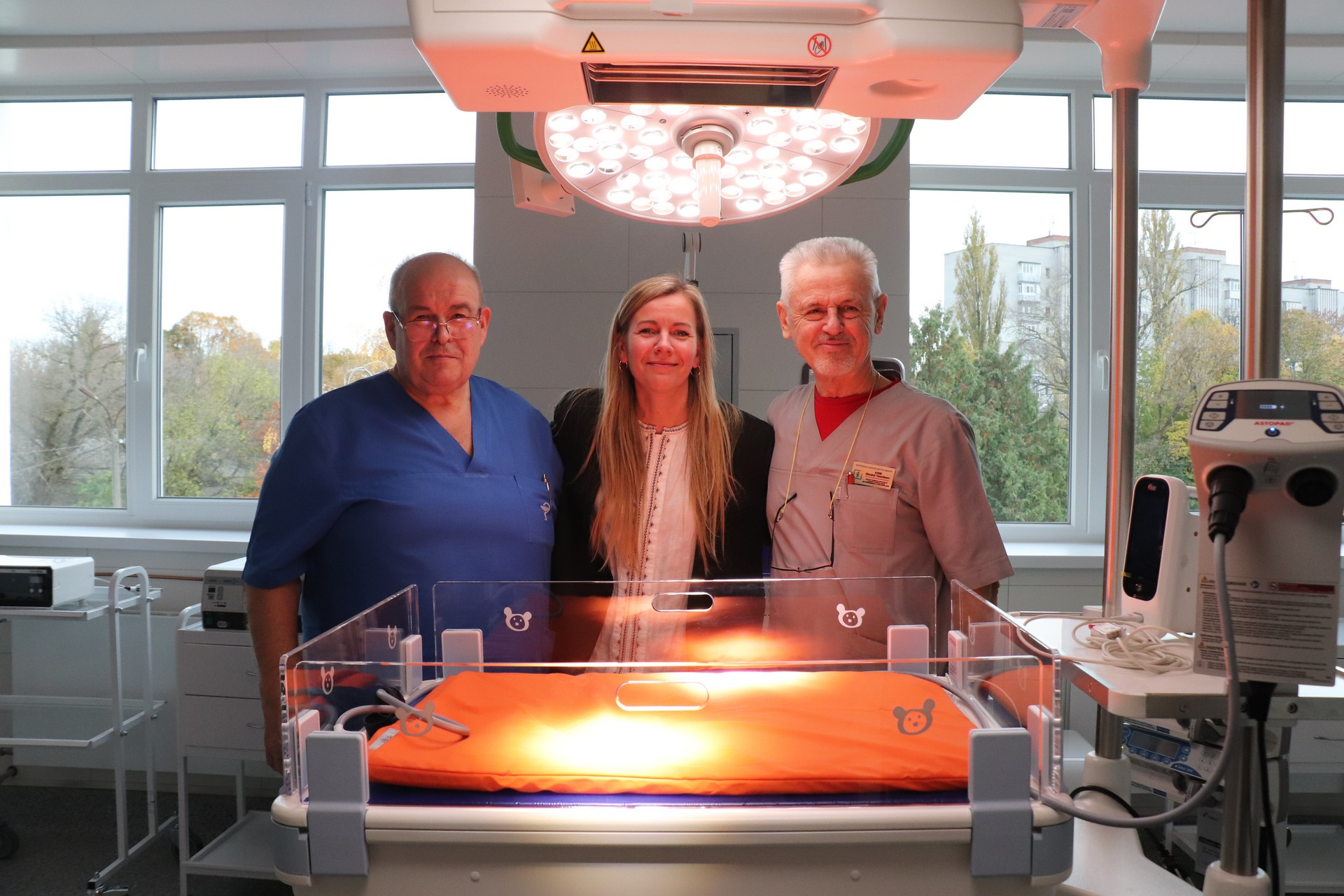 Лаура Скроделе з лікарями обласної дитячої лікарні