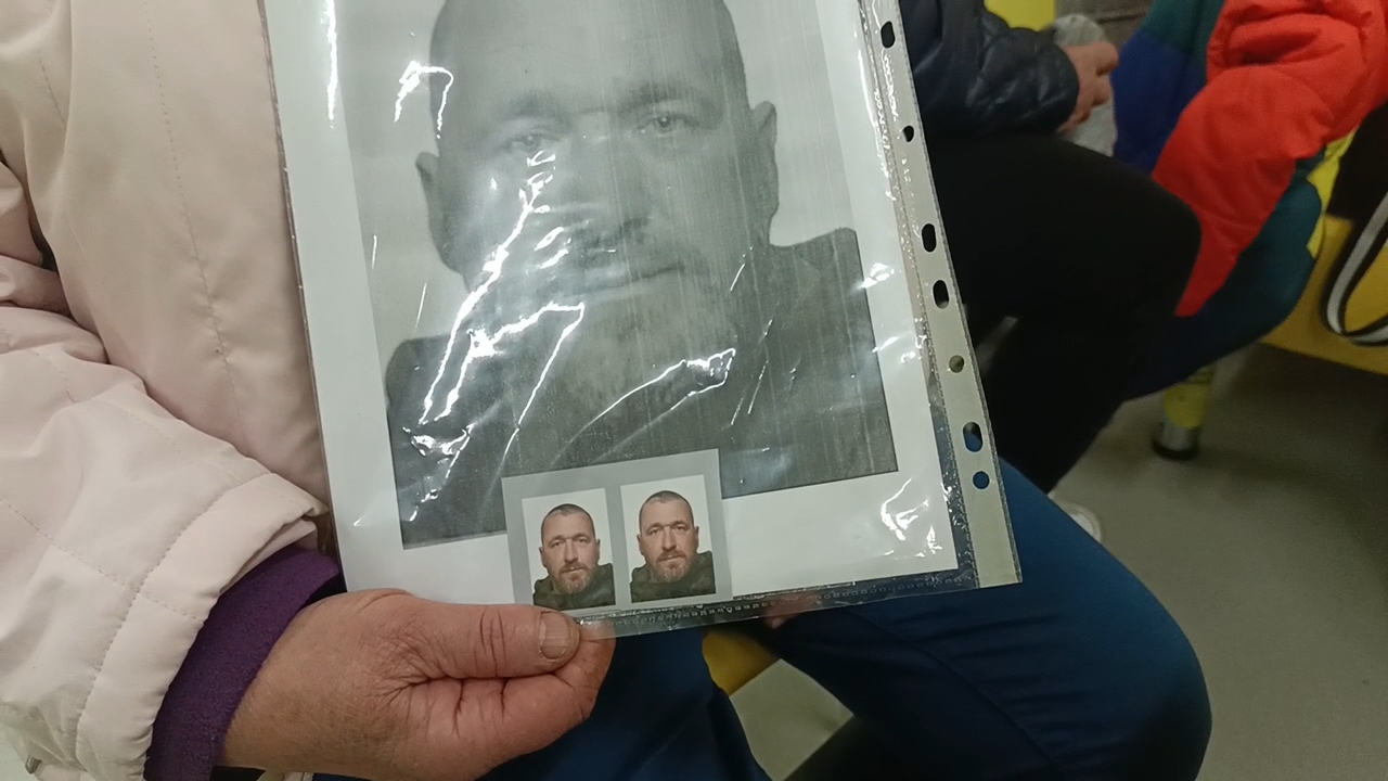 Тетяна Чичкан тримає портрет сина Максима