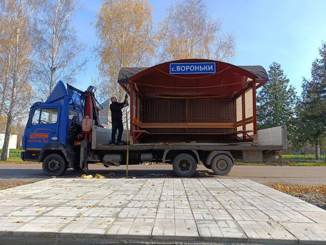 «Головне, щоб не вкрали»: у громаді показали новенький зупинковий комплекс, який допомогли зробити аграрії 