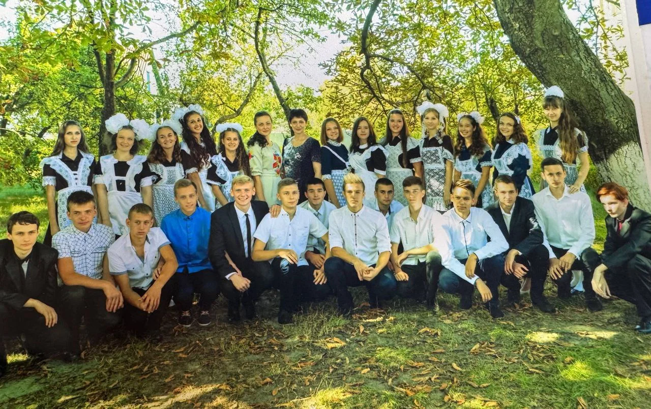 Денис Пікус п'ятий зліва