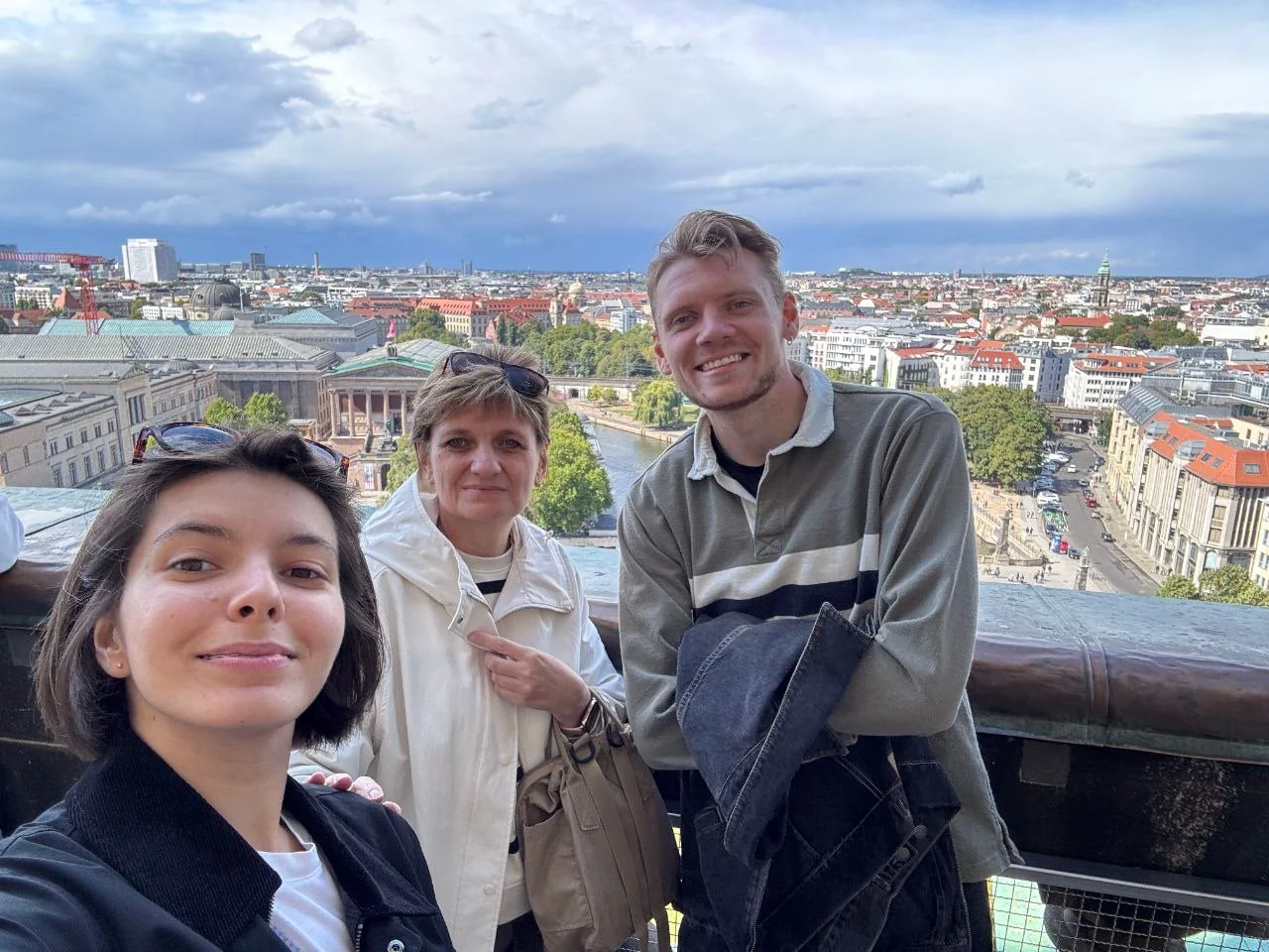 Денис Пікус з мамою і дружиною