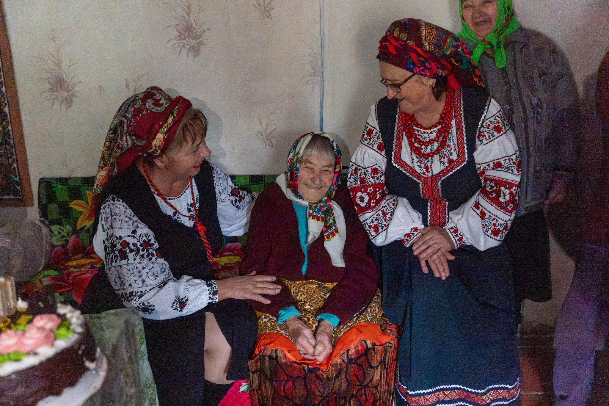 Жінка з Чернігівщини закінчила тільки перший клас, а в 100 років пече пироги й шиє без окулярів