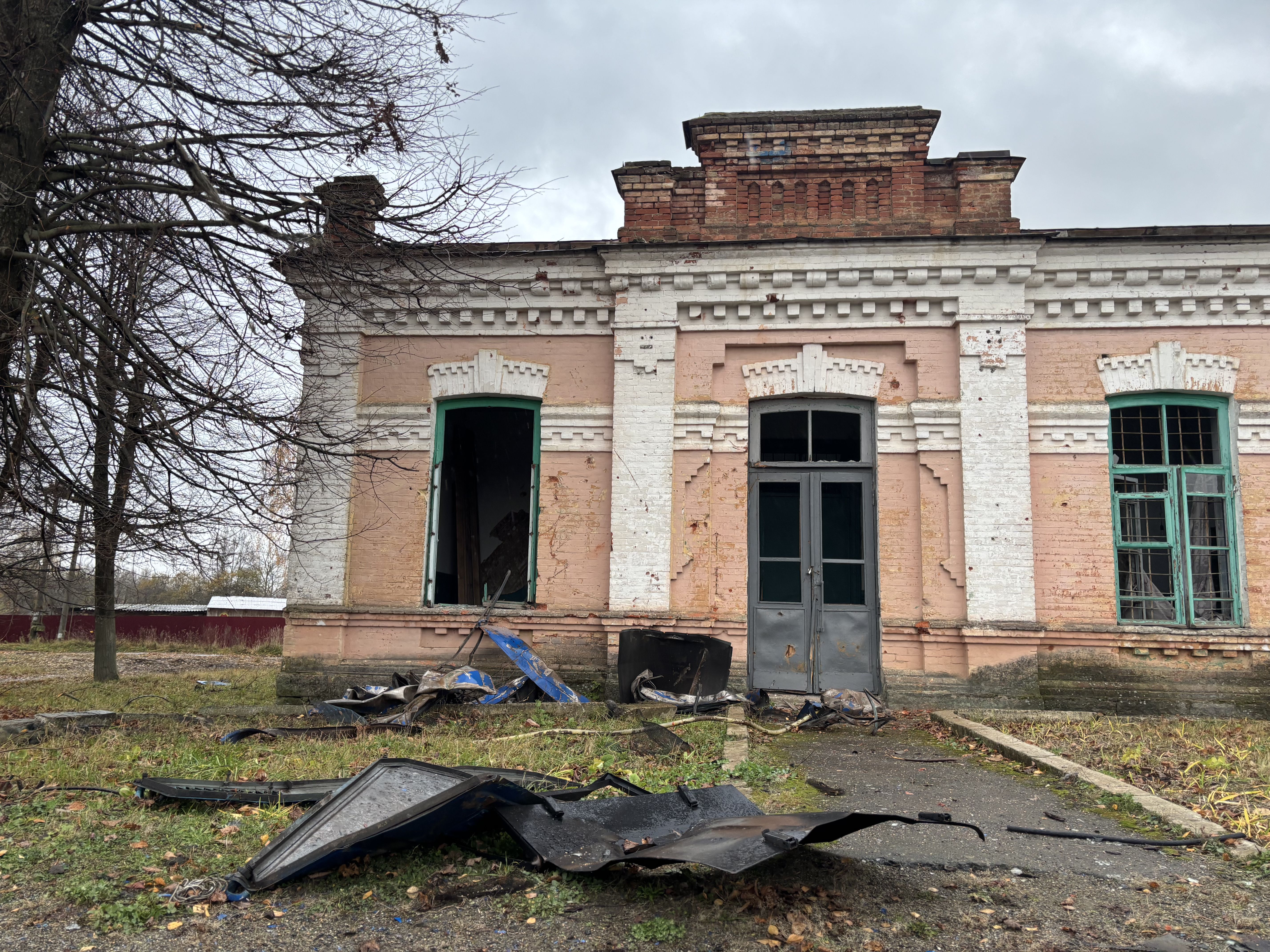 Станція "Низківка". На землі уламки потяга