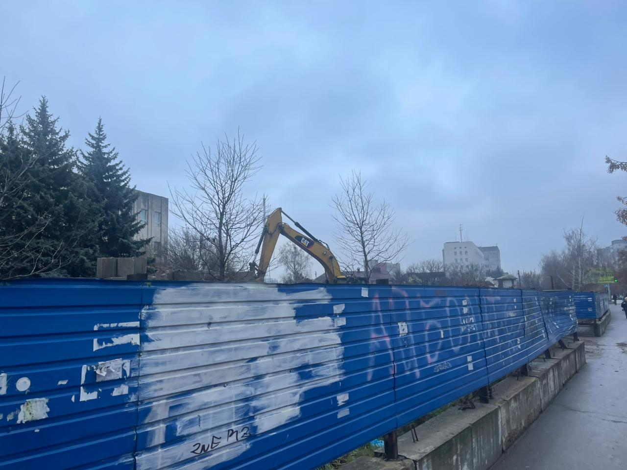 Будівництво поблизу Деснянської правди: хто будує і що кажуть у мерії