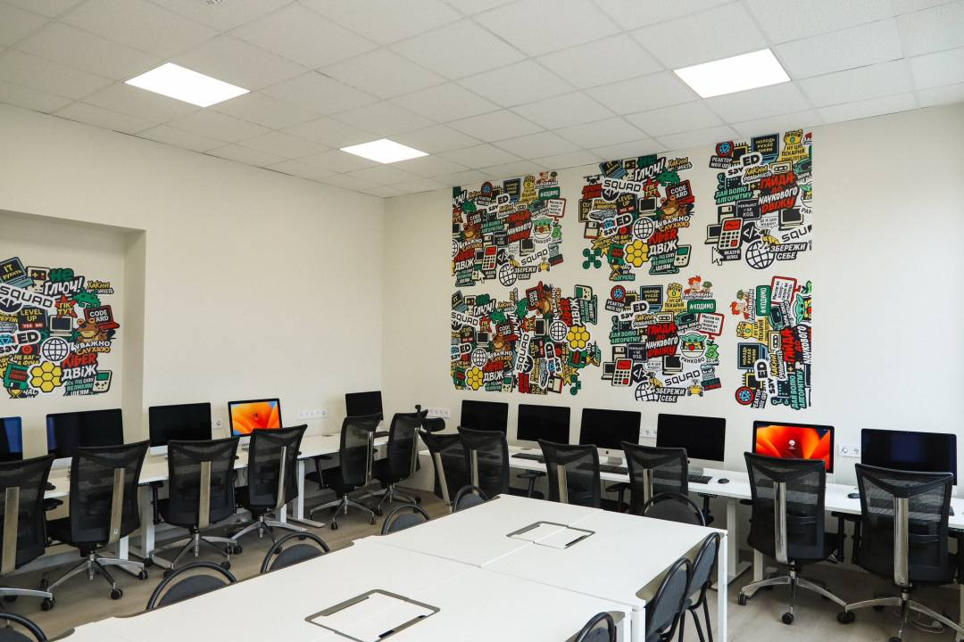 У чернігівському ліцеї відкрили кабінет інформатики з технікою Apple