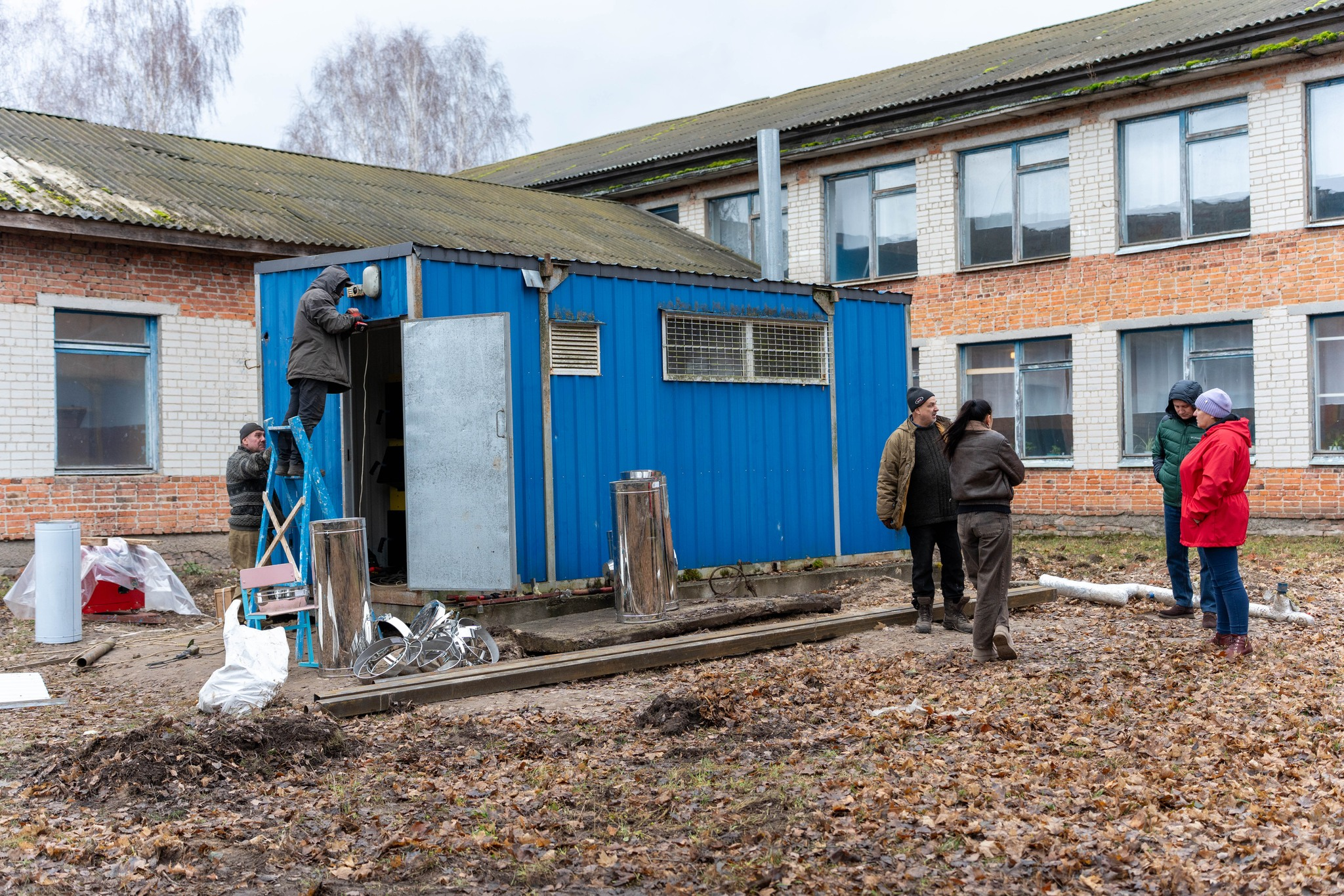 У Кудрівській школі встановлюють нову твердопаливну котельню, вона «їстиме» менше дров