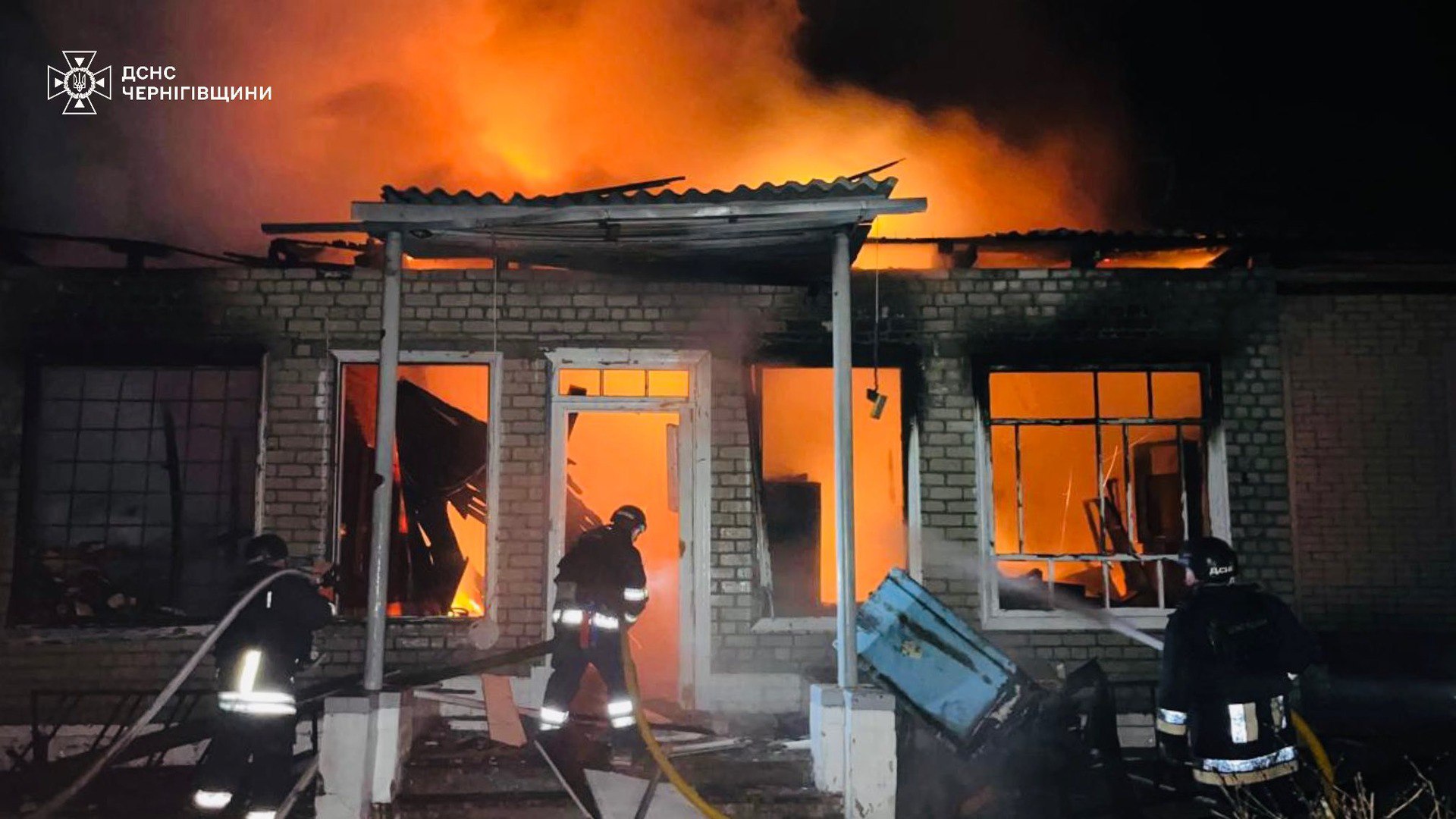 Пожежа у Корюківці після удару російського безпілотника. 23 листопада 2025 року