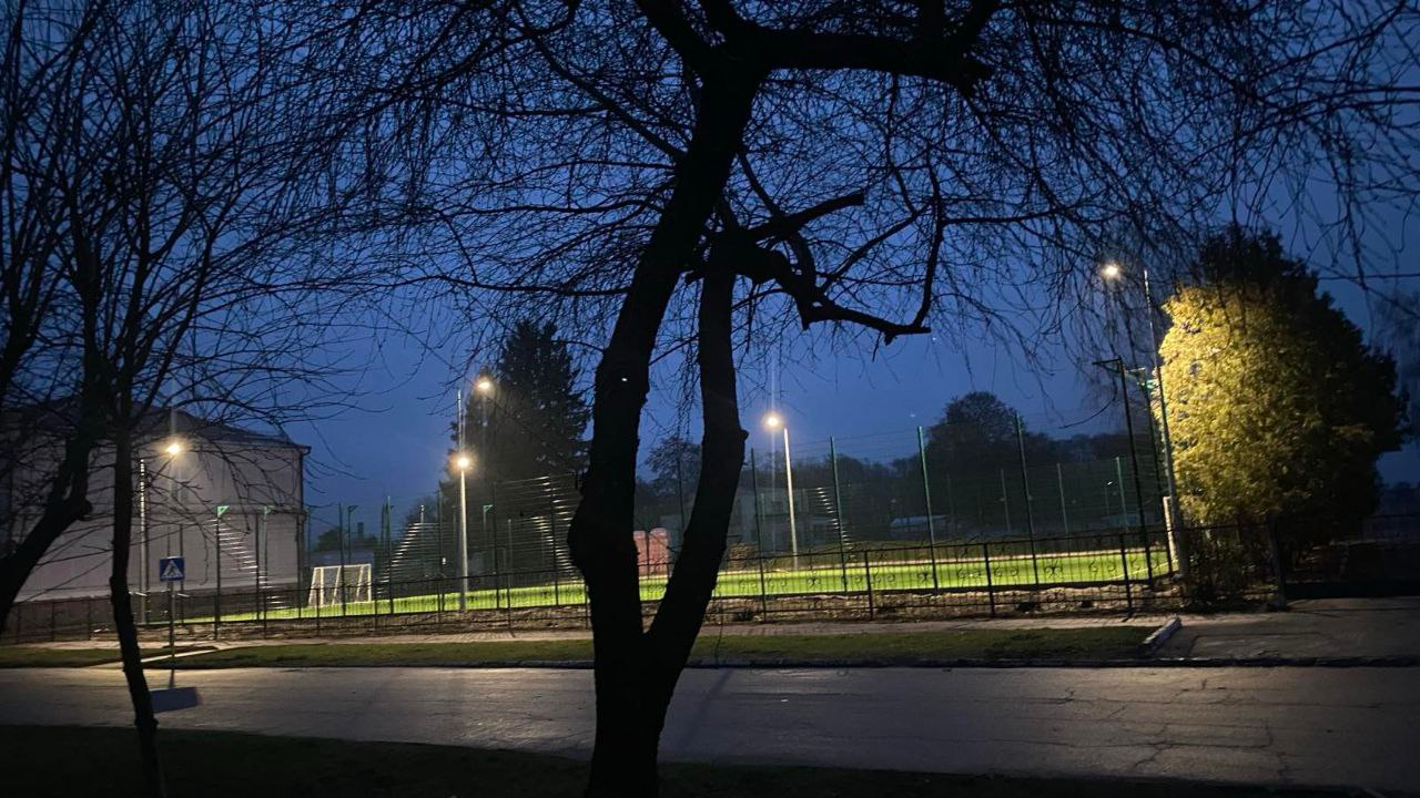 У гімназії відкрили нове футбольне поле. А коментарі під дописом закрили