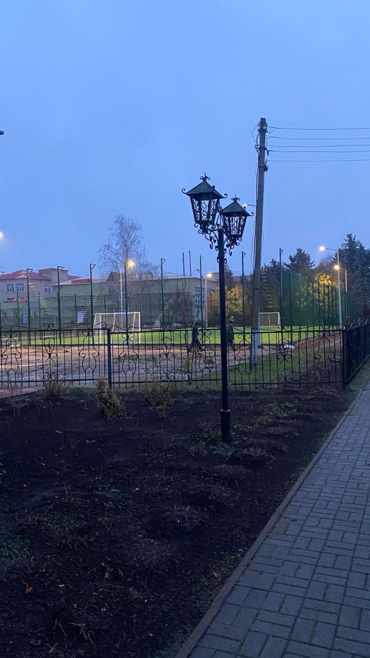 У гімназії відкрили нове футбольне поле. А коментарі під дописом закрили