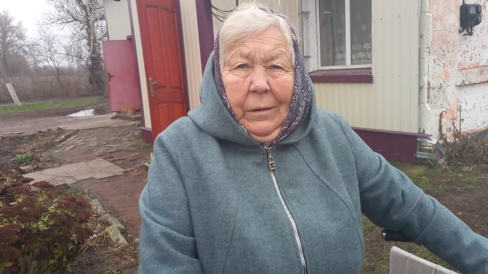 Якийсь обряд? Могила на сільському кладовищі була завалена їжею