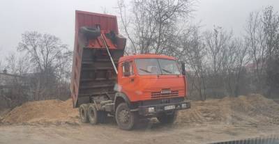 У центрі Чернігова самоскиди засипають землею яр. Що відомо? 