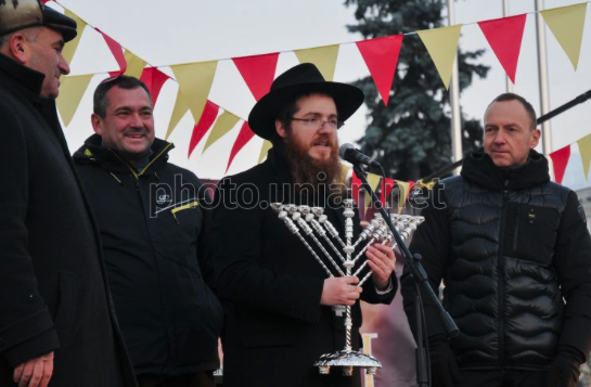 У Чернігові вандали повалили культовий обʼєкт - підсвічник Ханукії: як реагують містяни