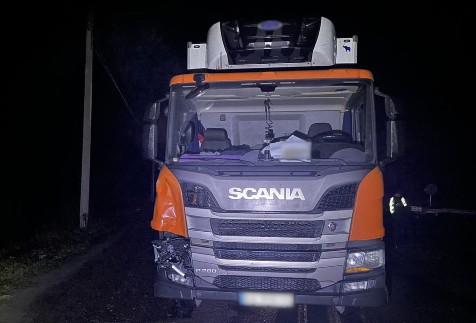 Вантажівка переїхала пішохода: йшов у темряві по трасі