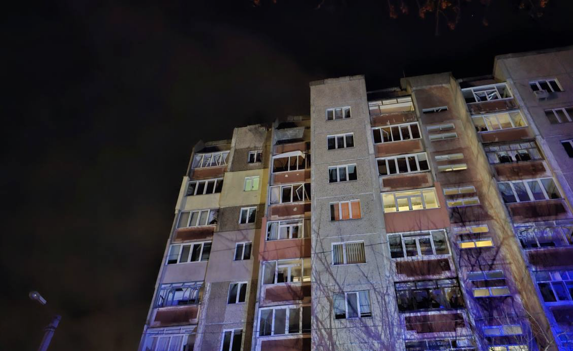 У Чернігові ударний дрон влучив у багатоповерхівку. ФОТО