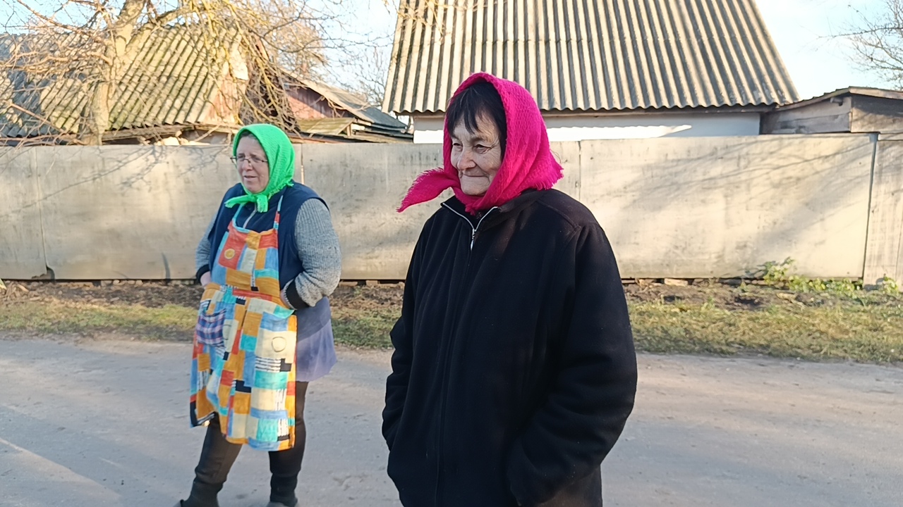 Зліва направо: Парасковія Булана та Надія Головань. с.Часниківка Батуринської громади