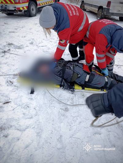 Поблизу Чернігова чоловік провалився під лід. ФОТО