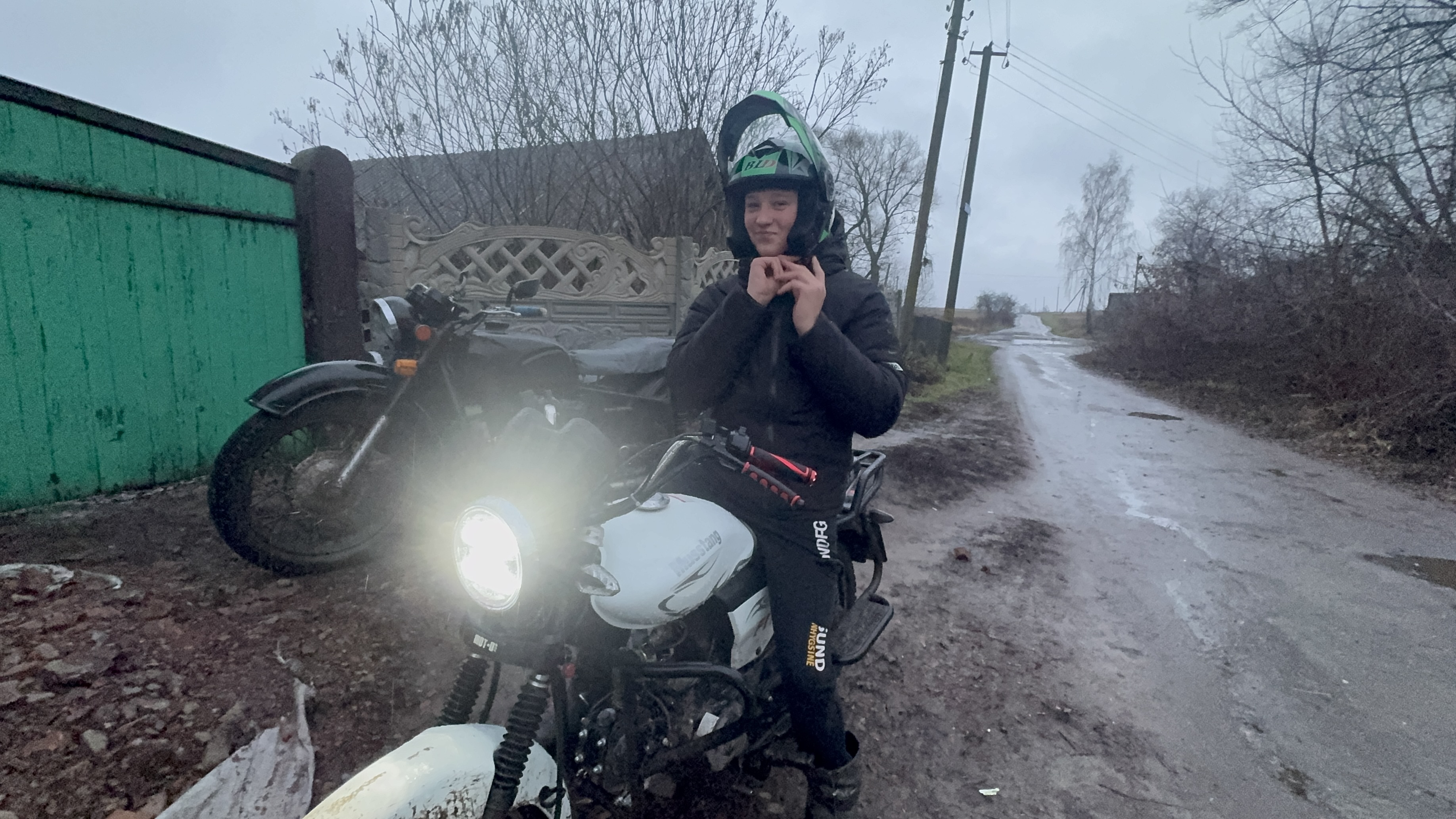 Онук Андрій привіз бабусі хліб