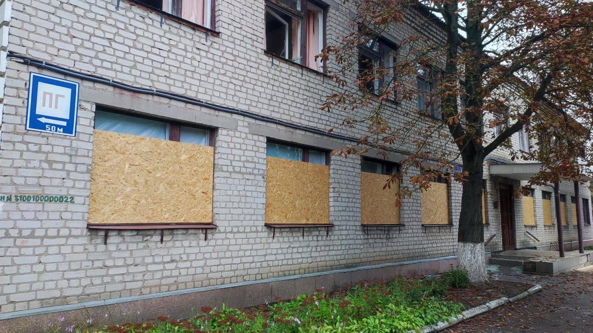 Після дронової атаки в залізничній лікарні Ніжина відновили вікна