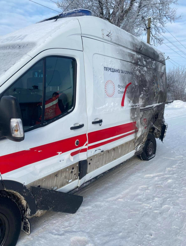 Авто пошкоджене, медики в лікарні: подробиці удару дрона по "швидкій"