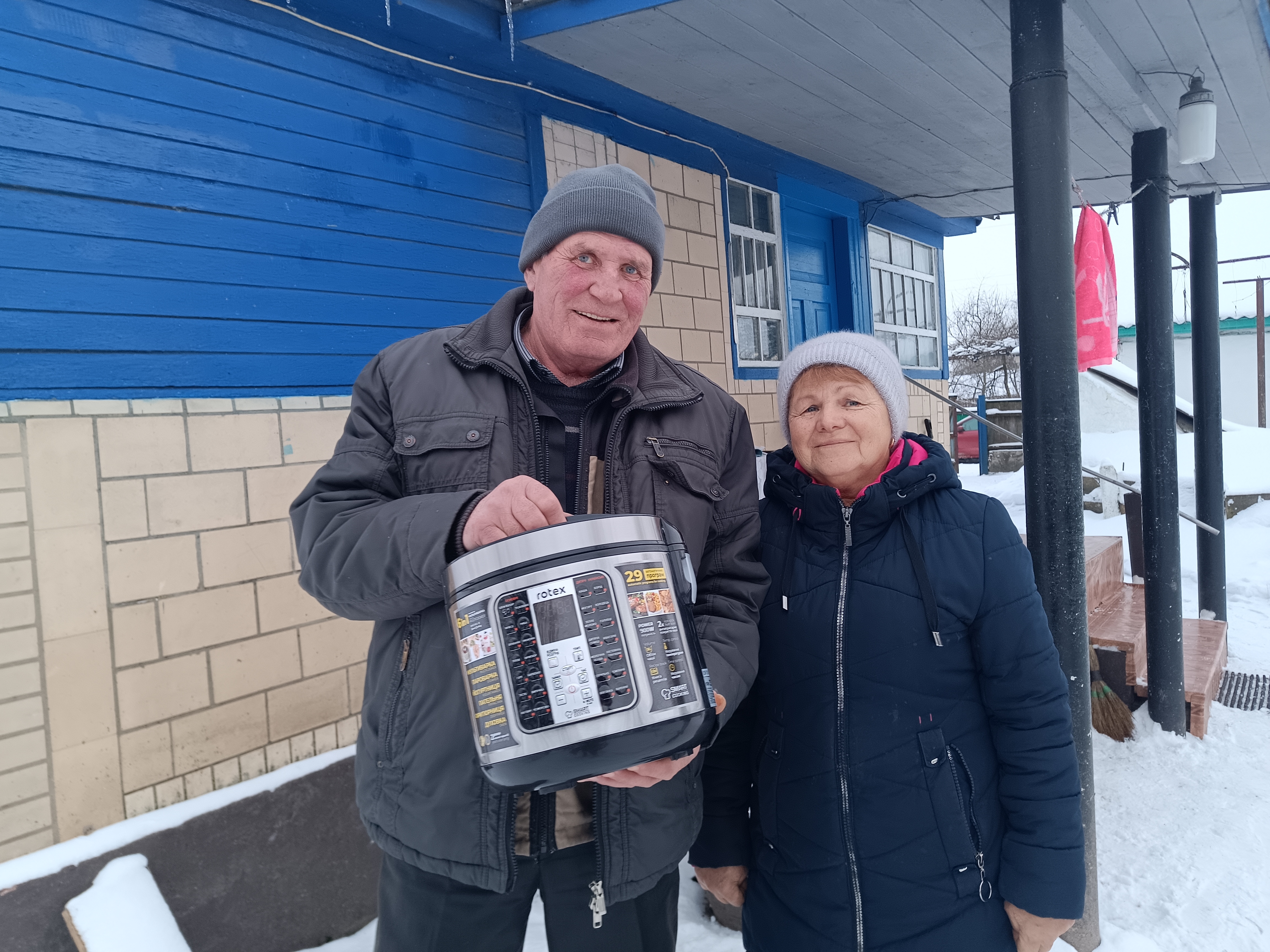 «Сам прочитаю і тещі передаю»: чоловік розповів як 100-річна бабуся читає газету