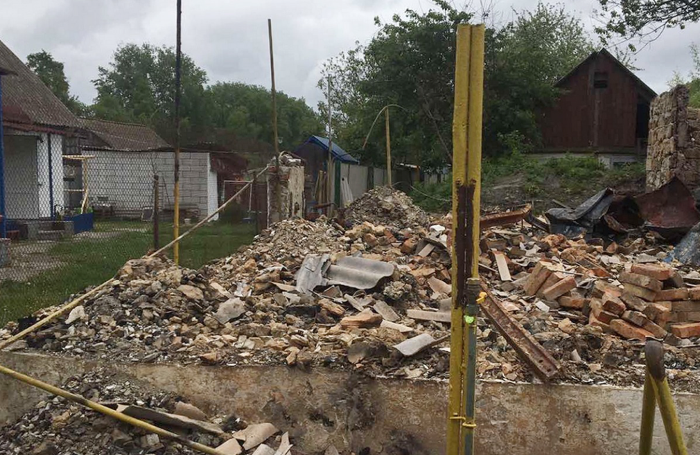 Зруйнований будинок у Новій Басані. Травень 2022 року