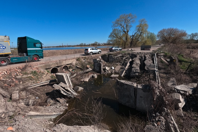 Підірваний міст у селі Новий Биків, квітень 2022 року. Фото Фонд Демократичні ініціативи ім.І.Кучеріва