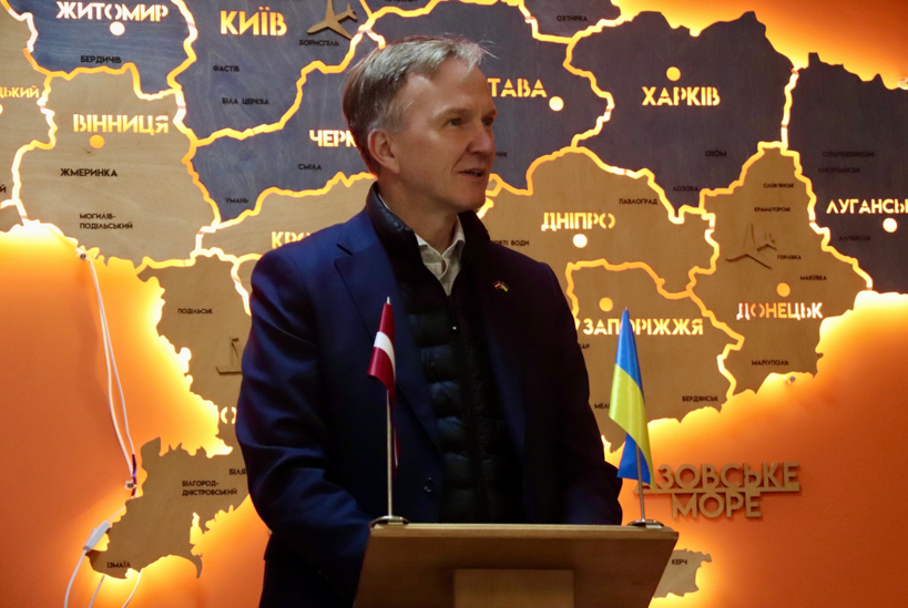 Надзвичайний і Повноважний Посол Латвійської Республіки в Україні Андрейс Пілдеговічс у Новбиківській школі, грудень 2025 року